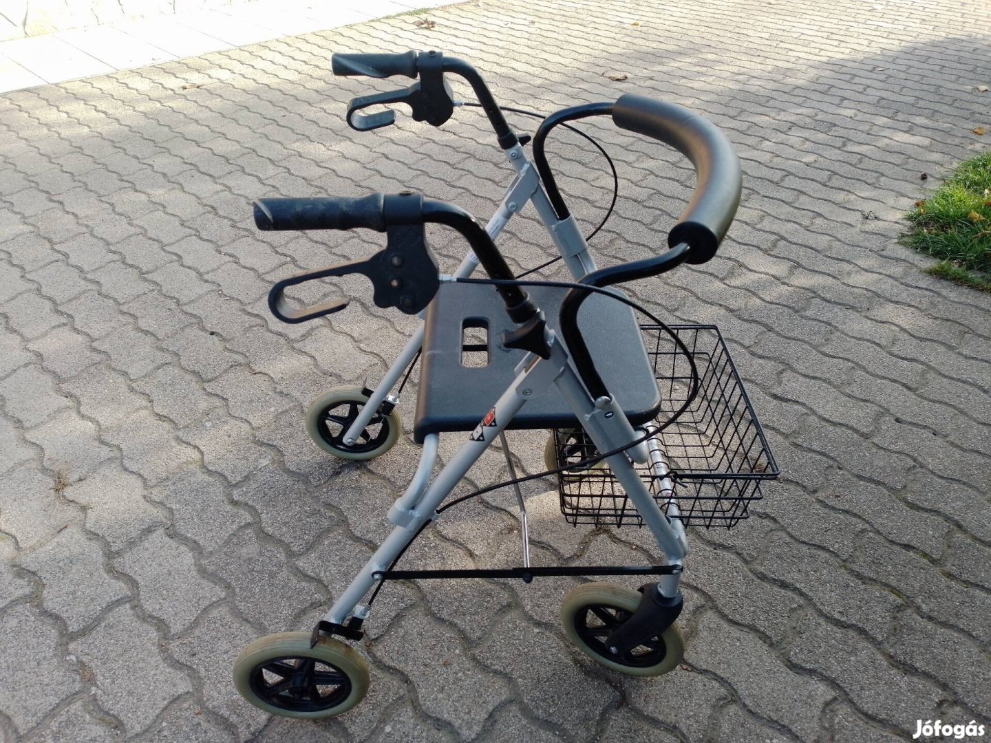 Bischoff rollator járássegitö orvosi segédeszköz. 