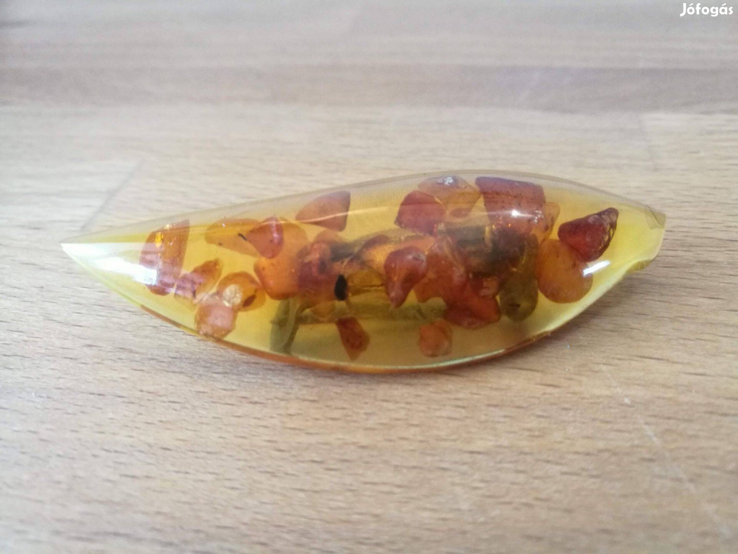 Bizsu, borostyán hatású, íves bross 6,5x2cm