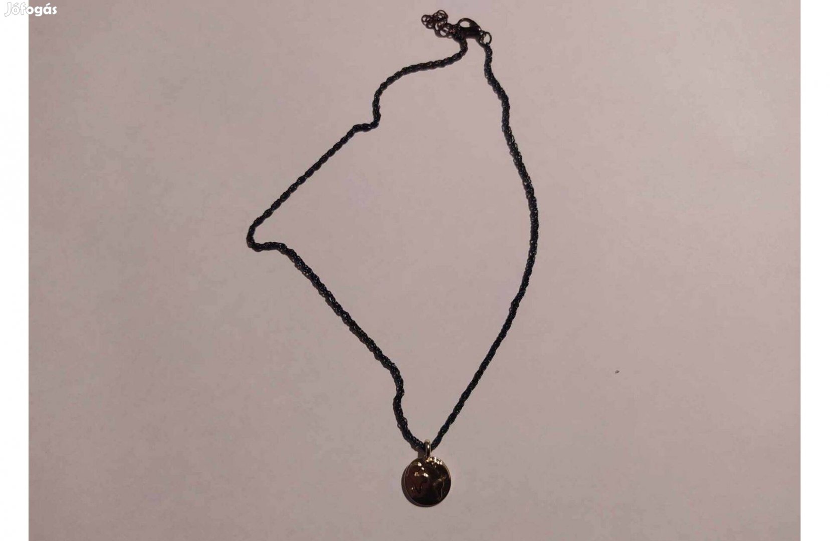 Bizsu nyaklánc Parfois - arany színben medál és fekete lánc