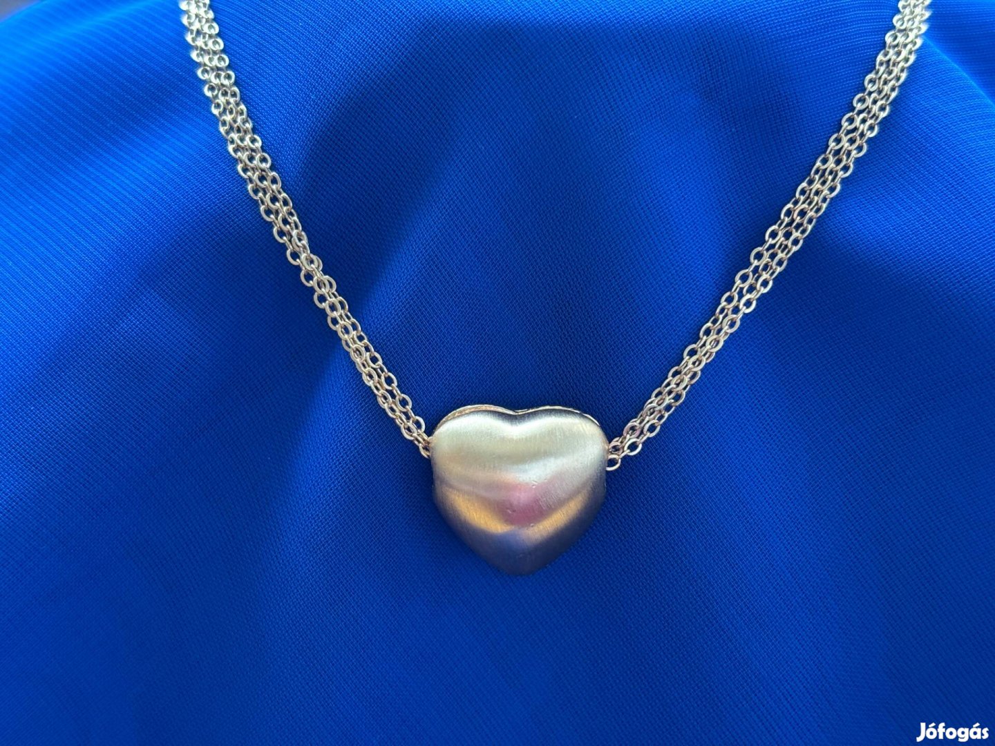 Bizsu nyaklánc, plasztikus szív alakú medállal, anyák napi