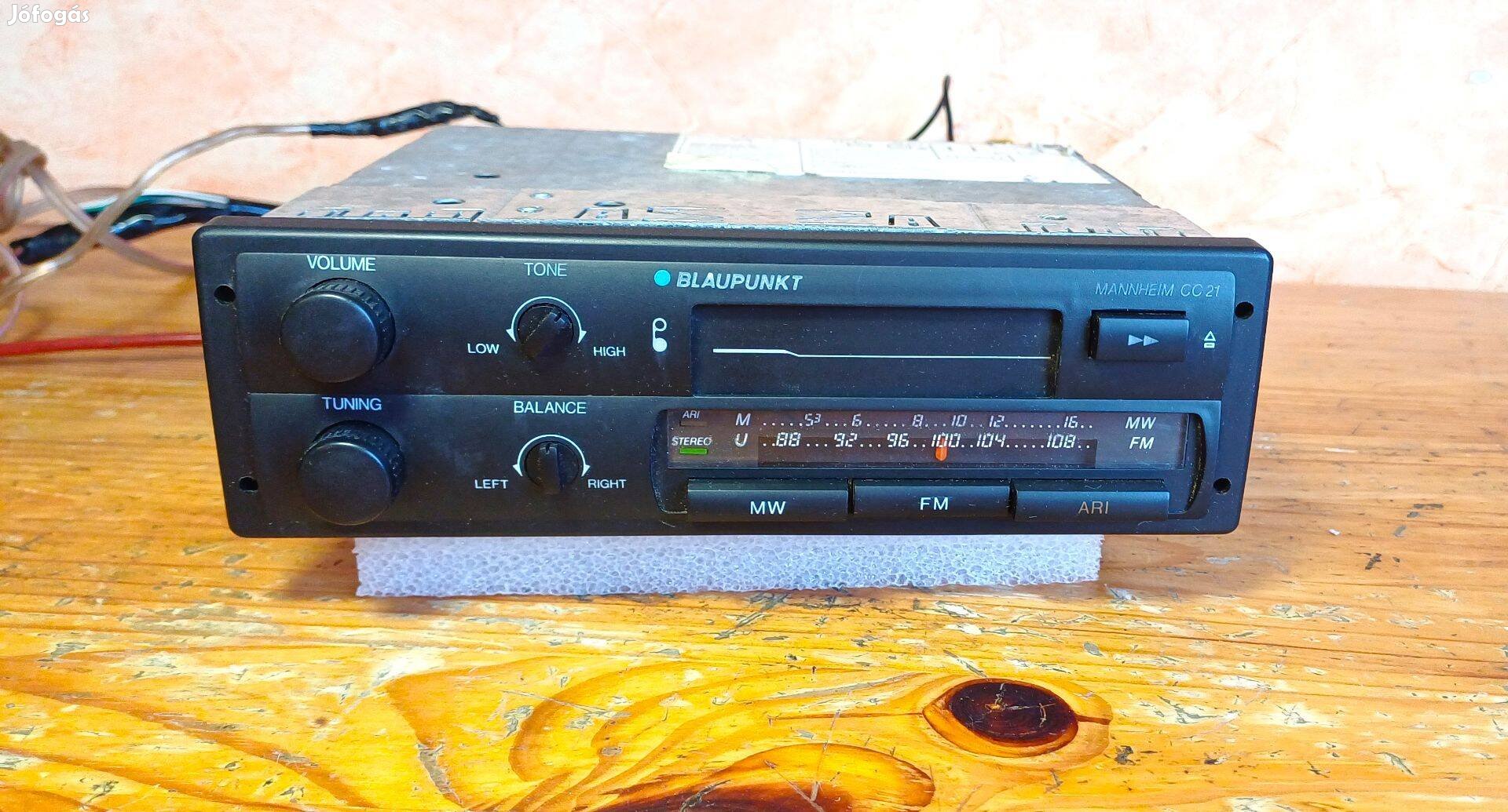Blaupunkt Retro skálás állomáskeresős kazettás autórádió 1990-ből