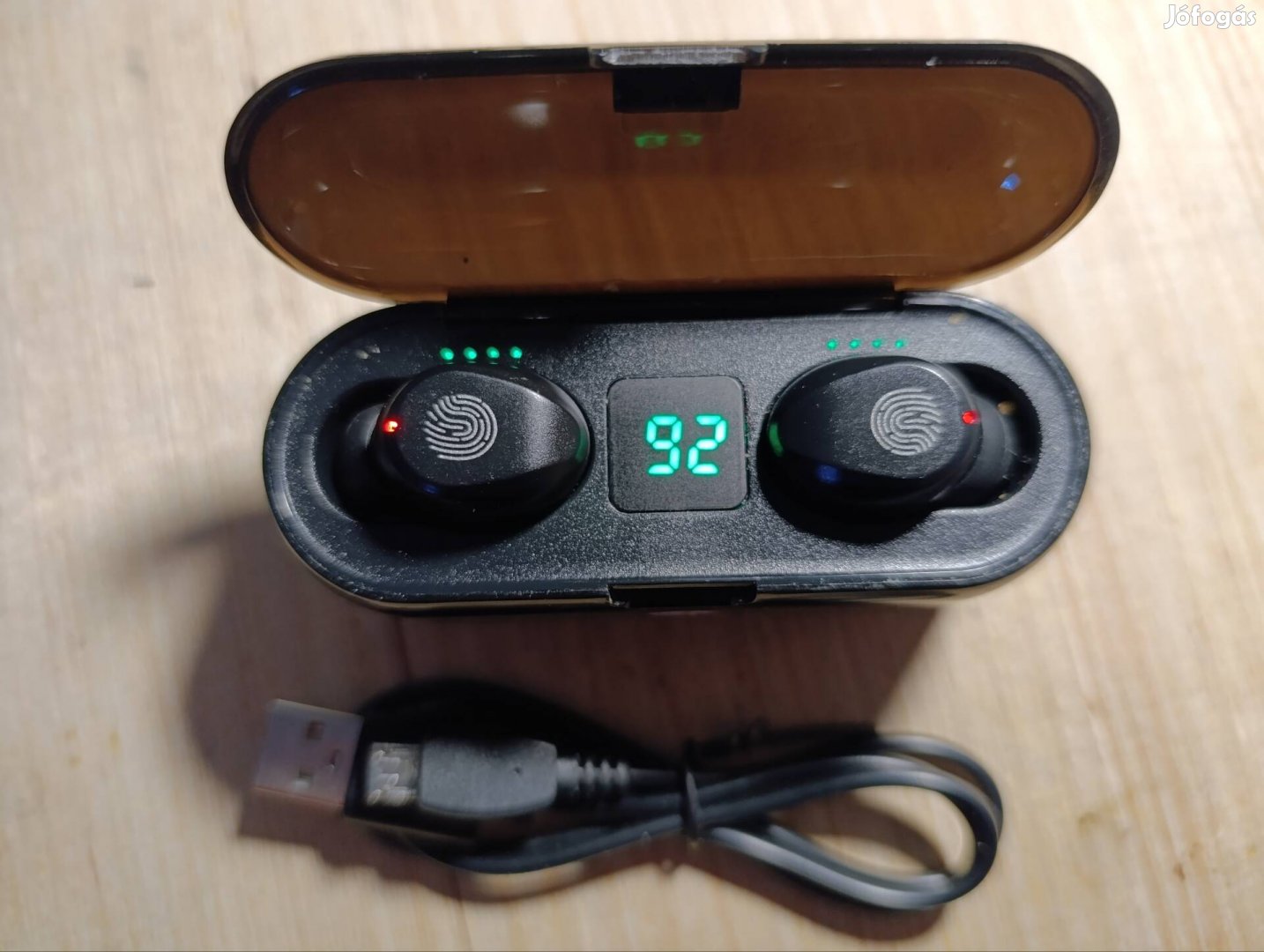 Bluetooth fülhallgató powerbankes töltövel.