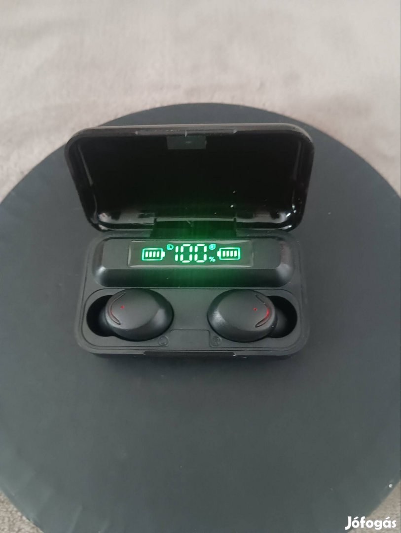 Bluetooth headset ami egyben power bank is.