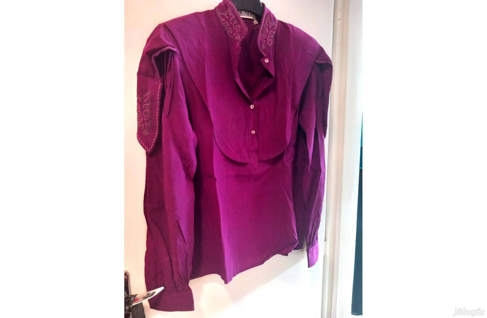 Blúz alkalomra, lila, arany színű hímzéssel, eladó