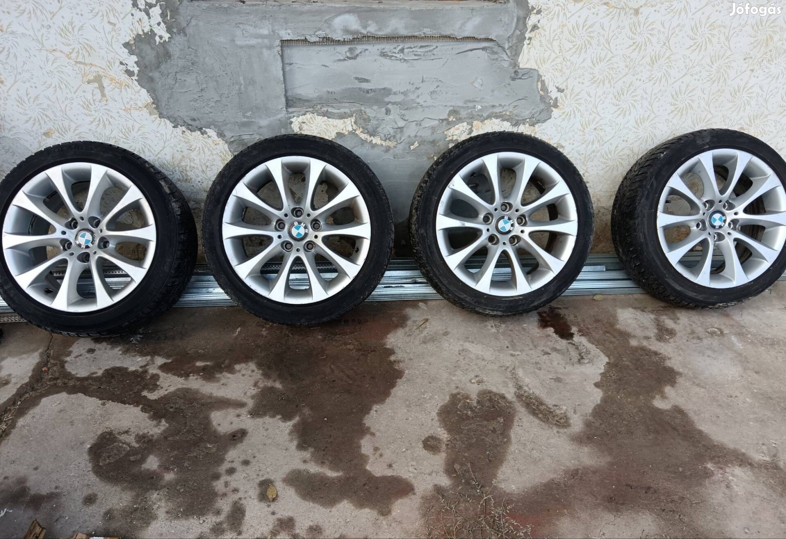 Bmw Style 188 gyári 17" kétszéles felniszett téligumival. 