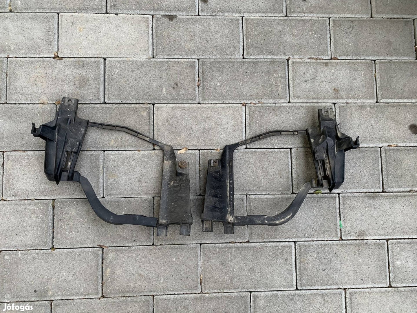 Bmw e60 e61 első lámpa tartók