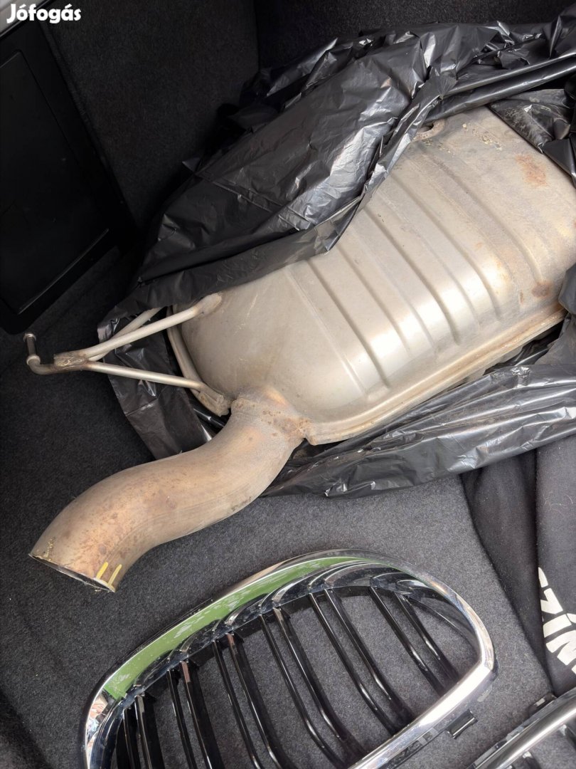 Bmw e60 gyári hátsó kipufogo dob es vese grill