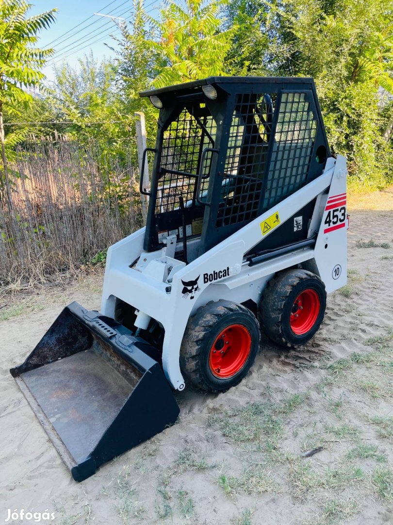 Bobcat 443 csúszókormányzású 1200kg munkagép