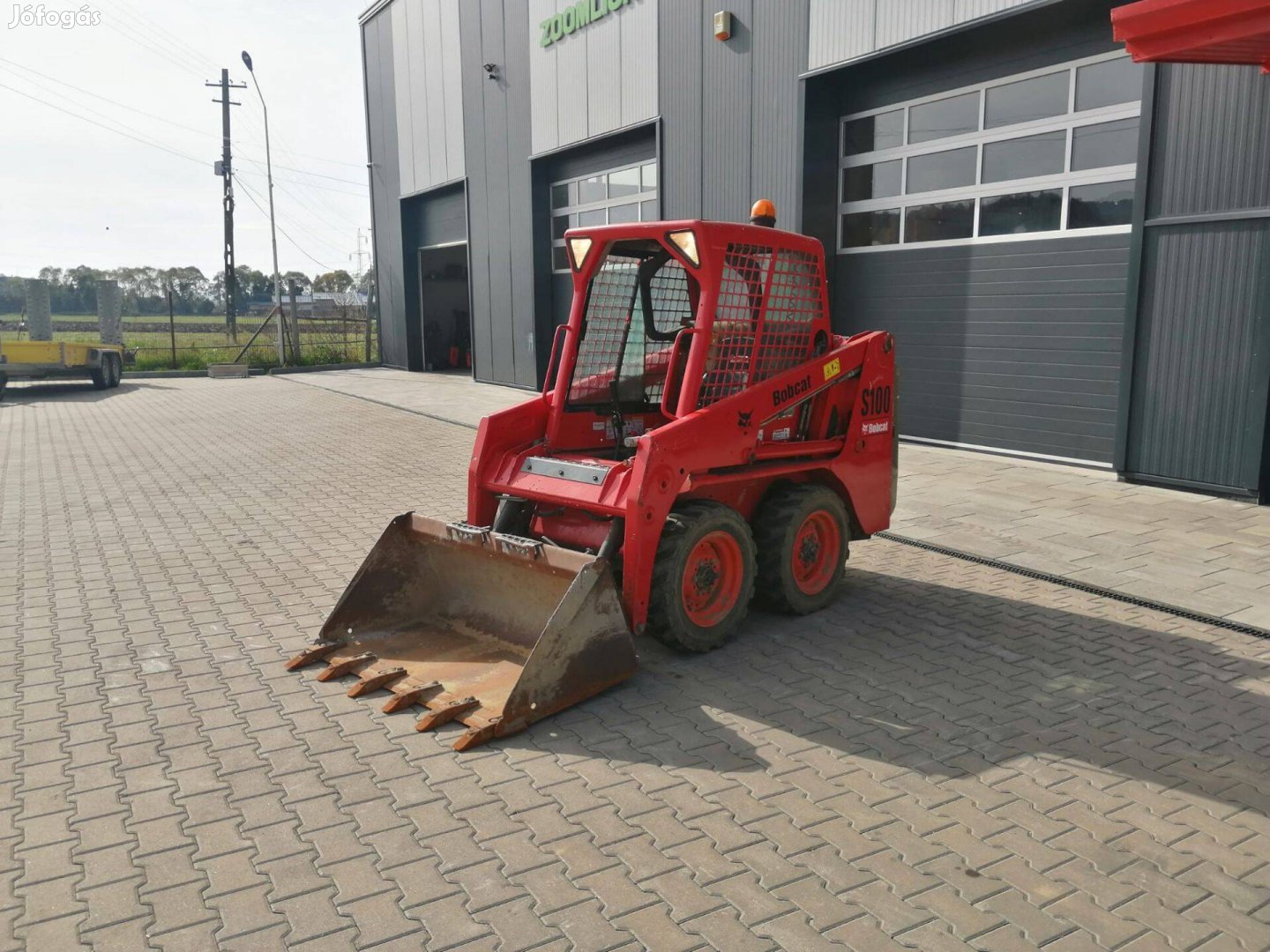 Bobcat S100 mini homlokrakodó zárt fülkével