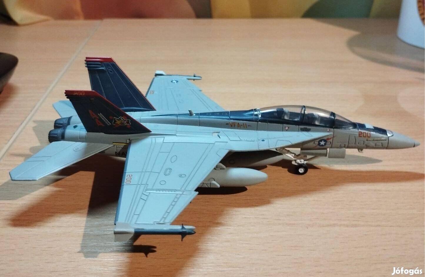 Boeing F/A-18F Super Hornet vadászgép modell talppal