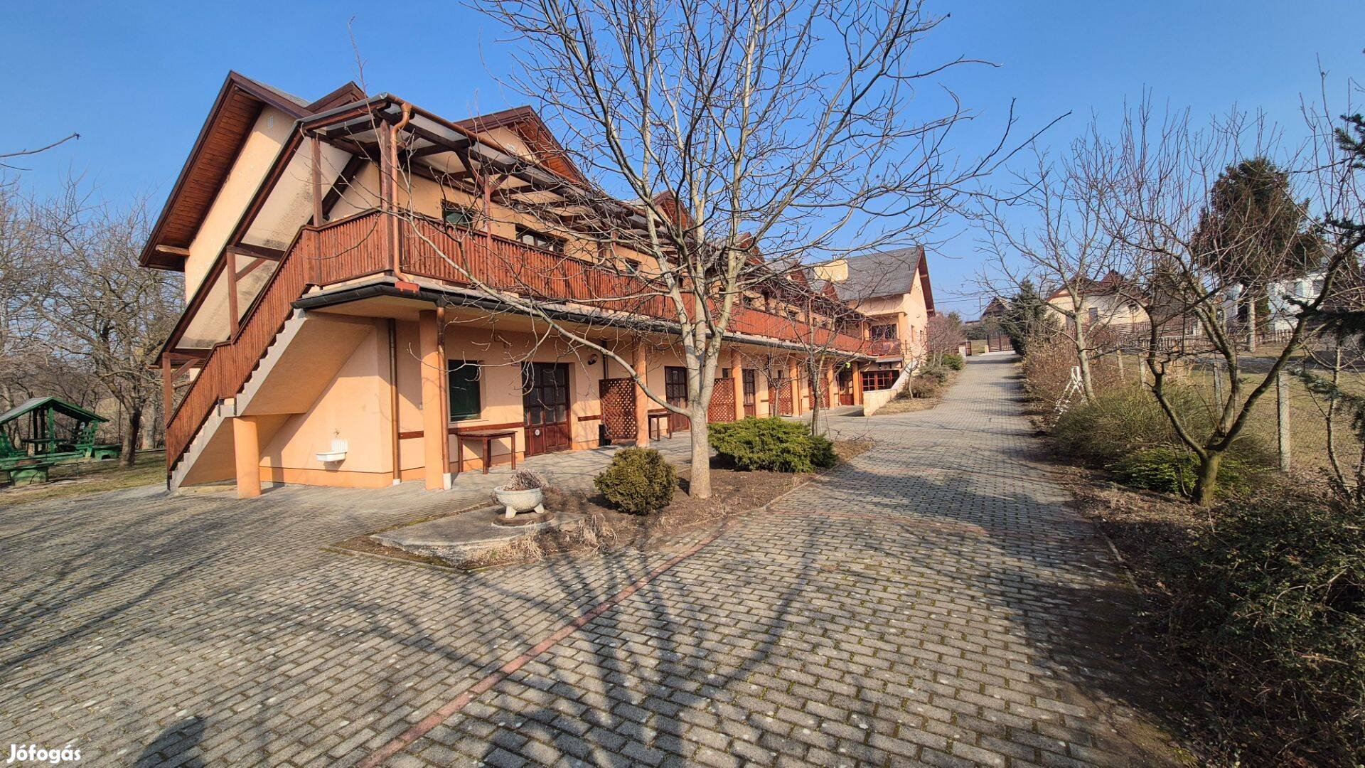 Bogácson 14-apartmannal rendelkező nyaraló eladó