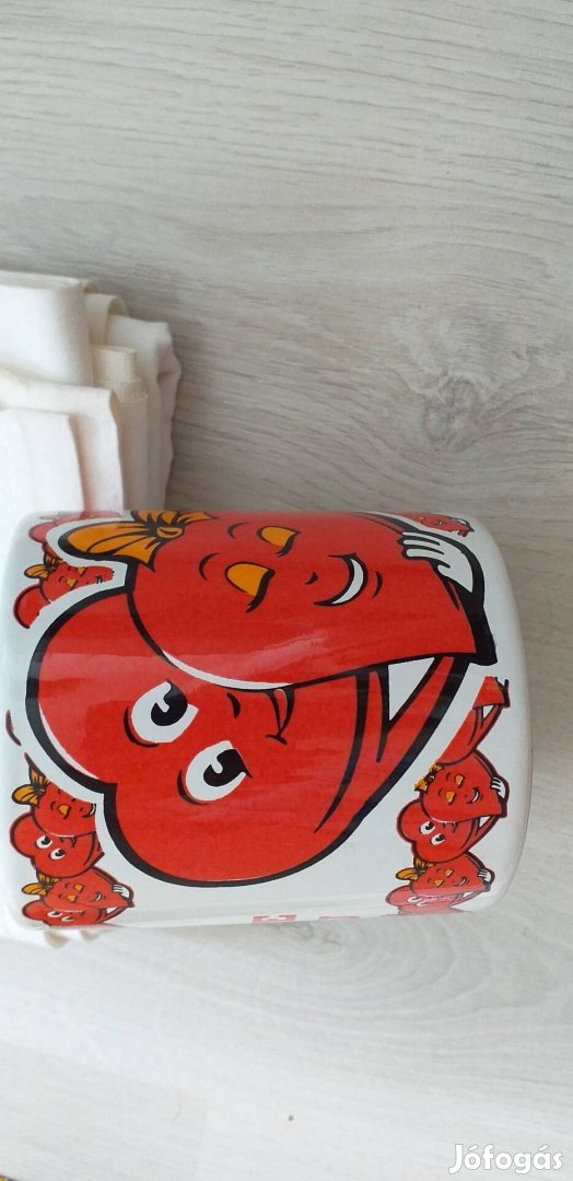 Bögre piros szívekkel