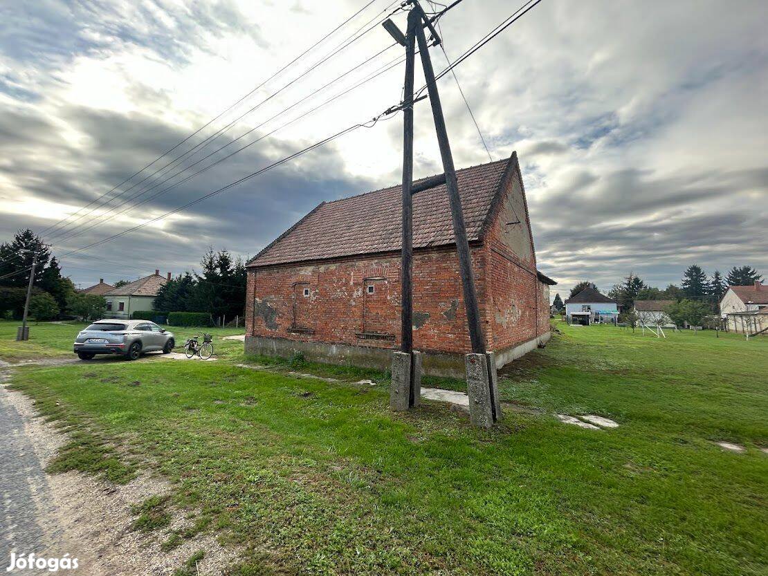 Bogyoszlón építési telek eladó épülettel!