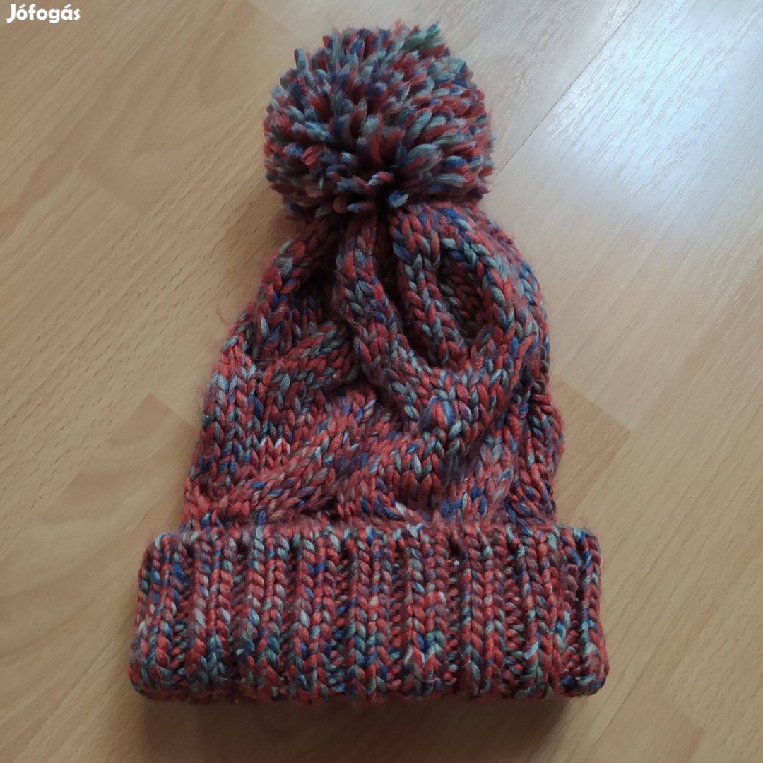 Bojtos többszínű női kötött sapka