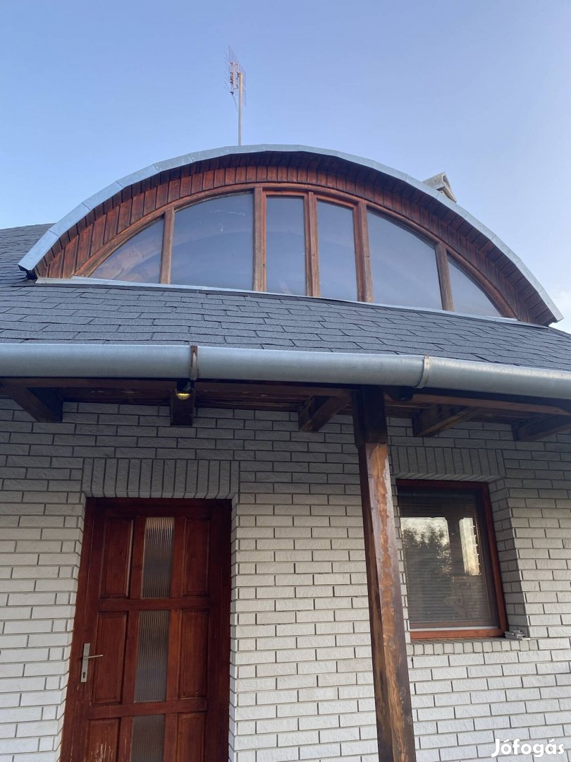 Boltíves ablak kerettel eladó