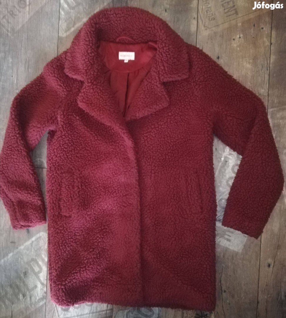 Bolyhos bordó színű őszi kabát