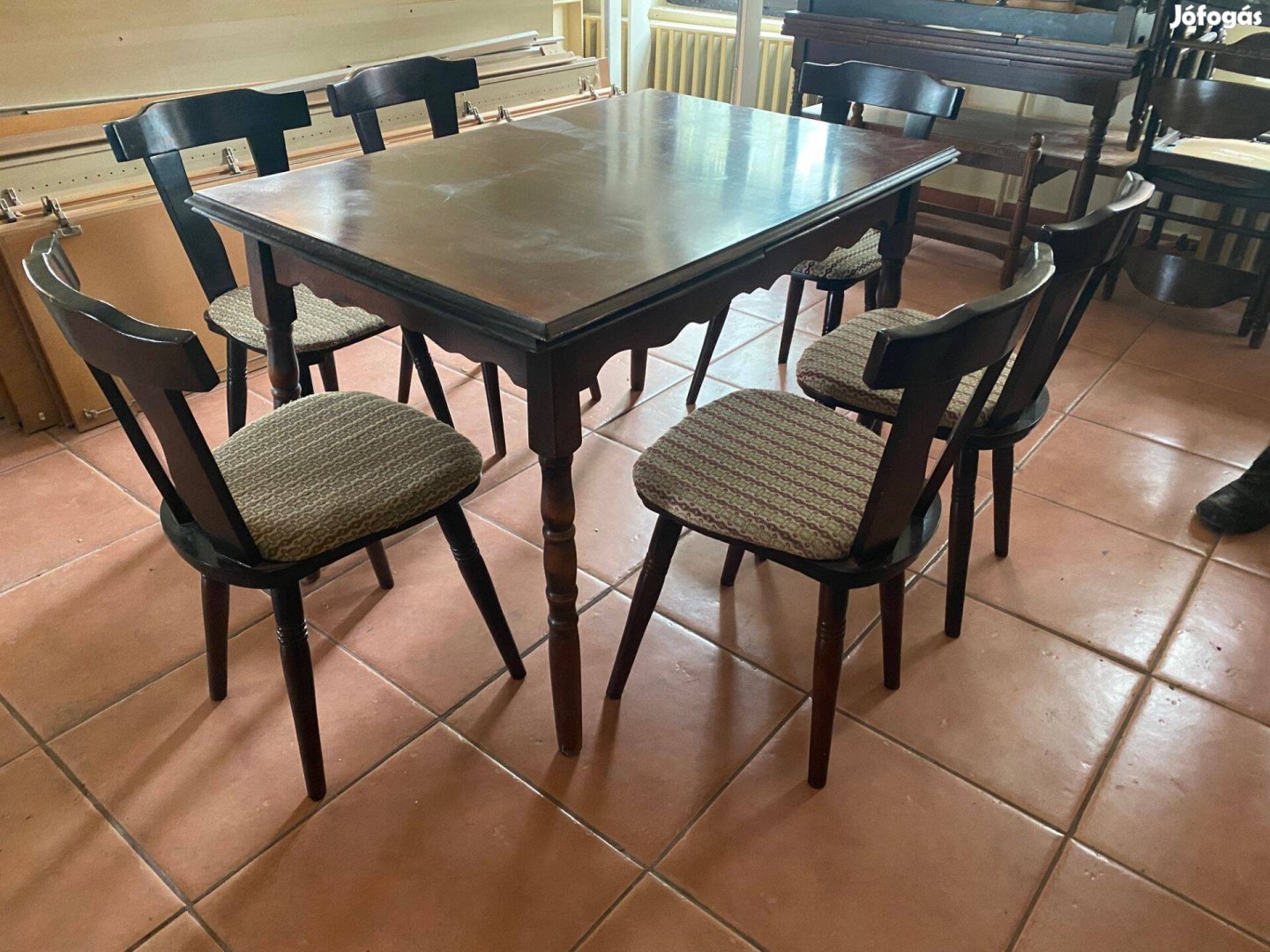 Bonanza típusú étkezőasztal 6 párnázott székkel eladó