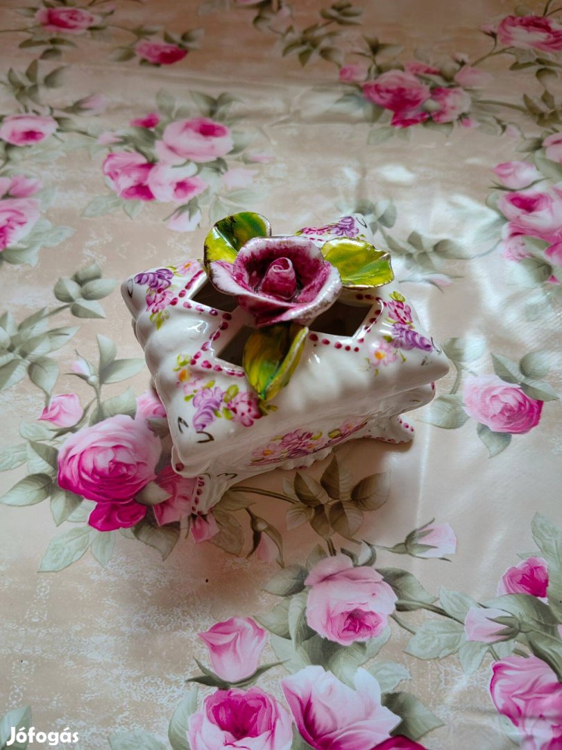 Bonbonier lila rózsás