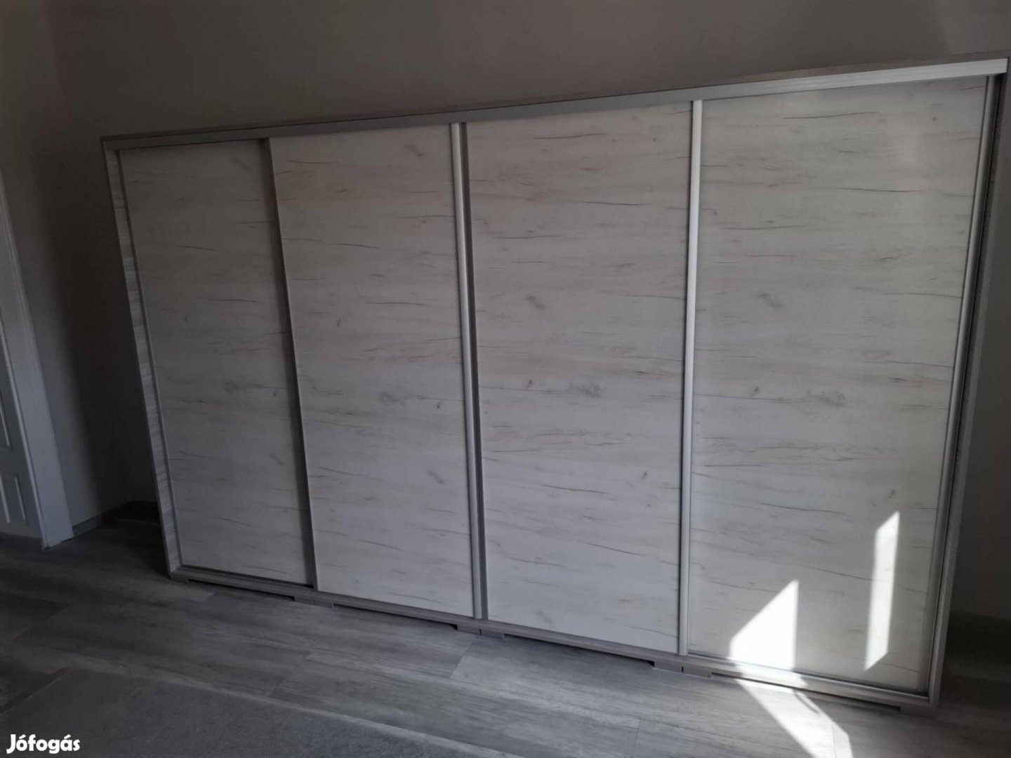 Bond tolóajtós tv-s gardrób