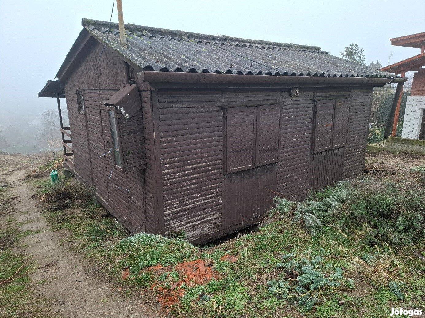 Bontás alatt lévő faház