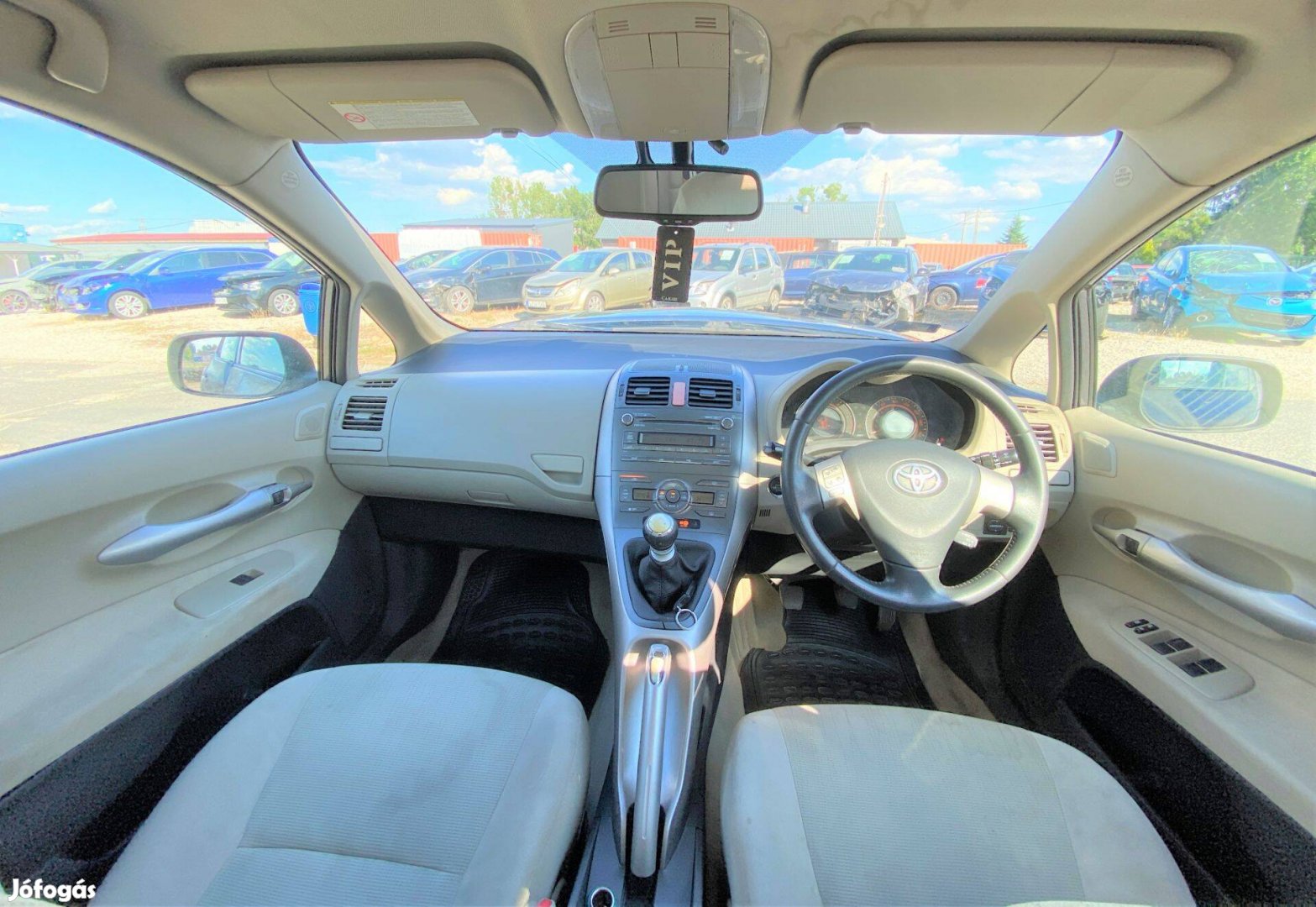 Bontásos: Toyota Auris 2.0 D-4D 2007es Executive középkonzol