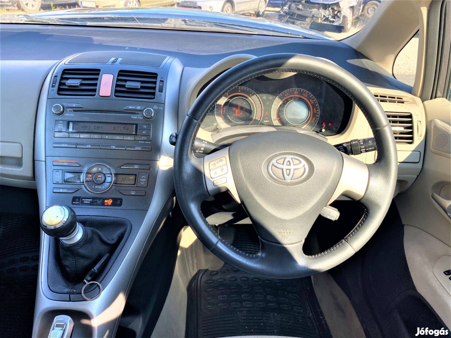 Bontásos: Toyota Auris 2.0 D-4D 2007es Executive középkonzol