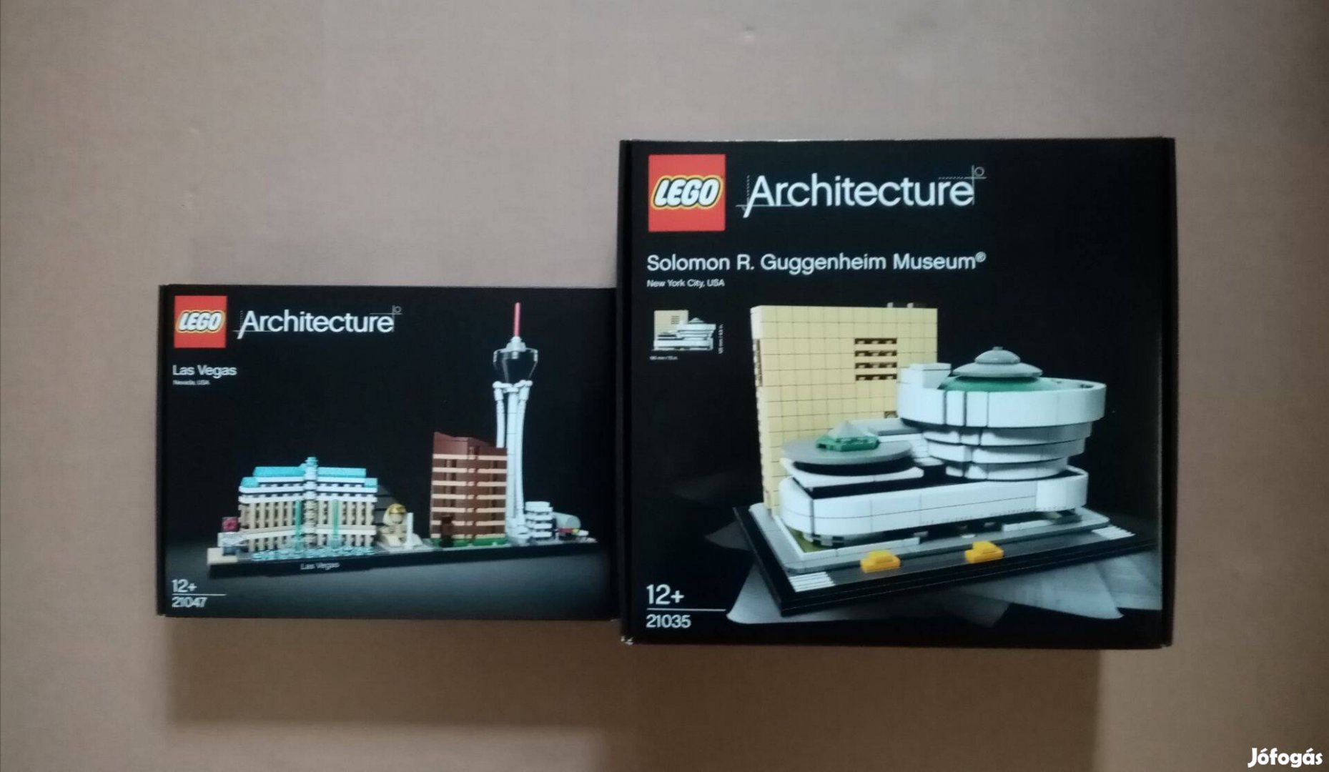 Bontatlan LEGO Architecture 21047 Vegas hibátlan + 21035 Fox.árban