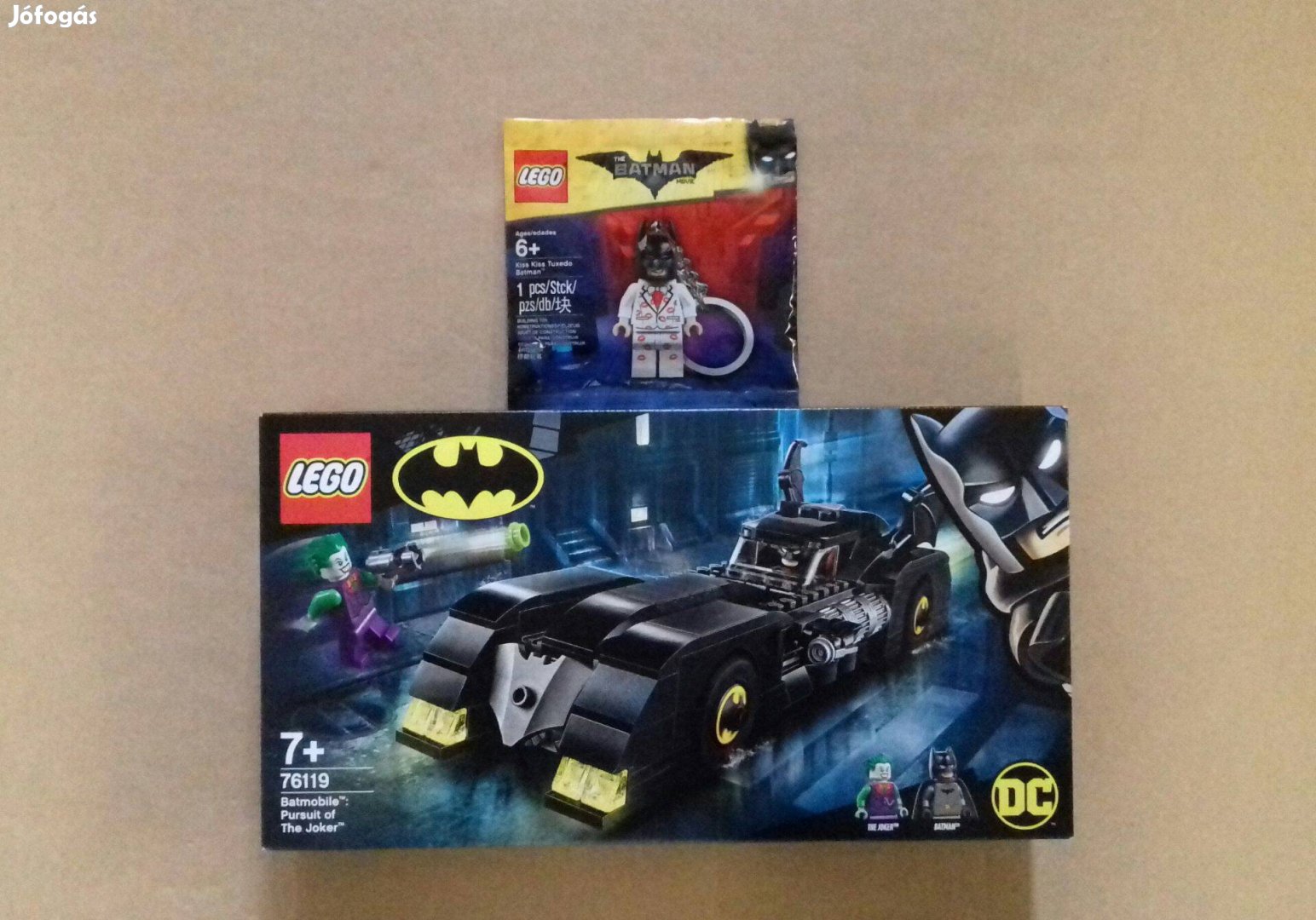 Bontatlan LEGO Batman 76119 Batmobile Joker + 5004928 Kulcstartó Foxár