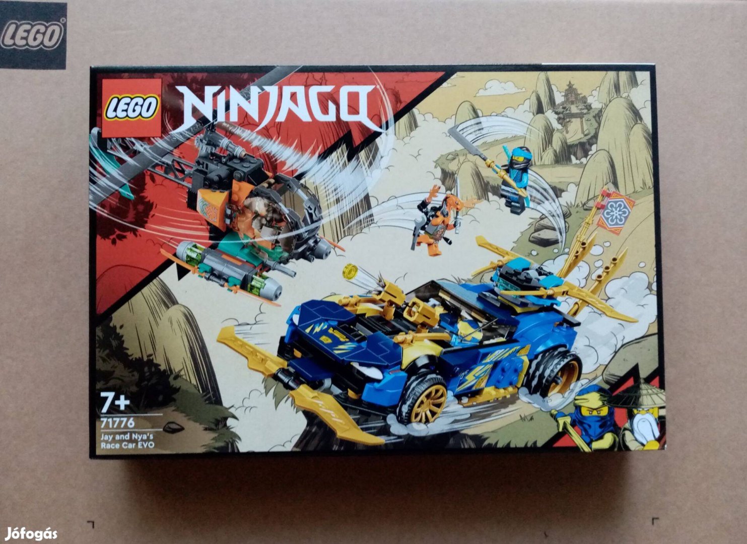 Bontatlan LEGO Ninjago 71776 Jay és Nya Evo versenyautója. Fox.azárban