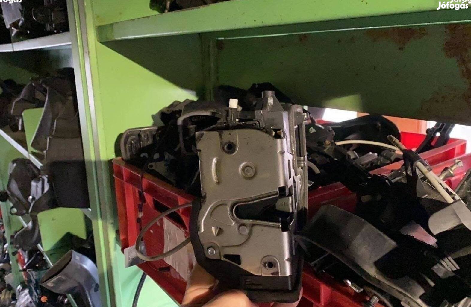 Bontott BMW zár