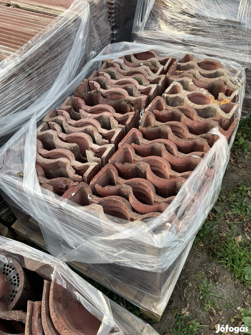 Bontott Bramac szegőcserép