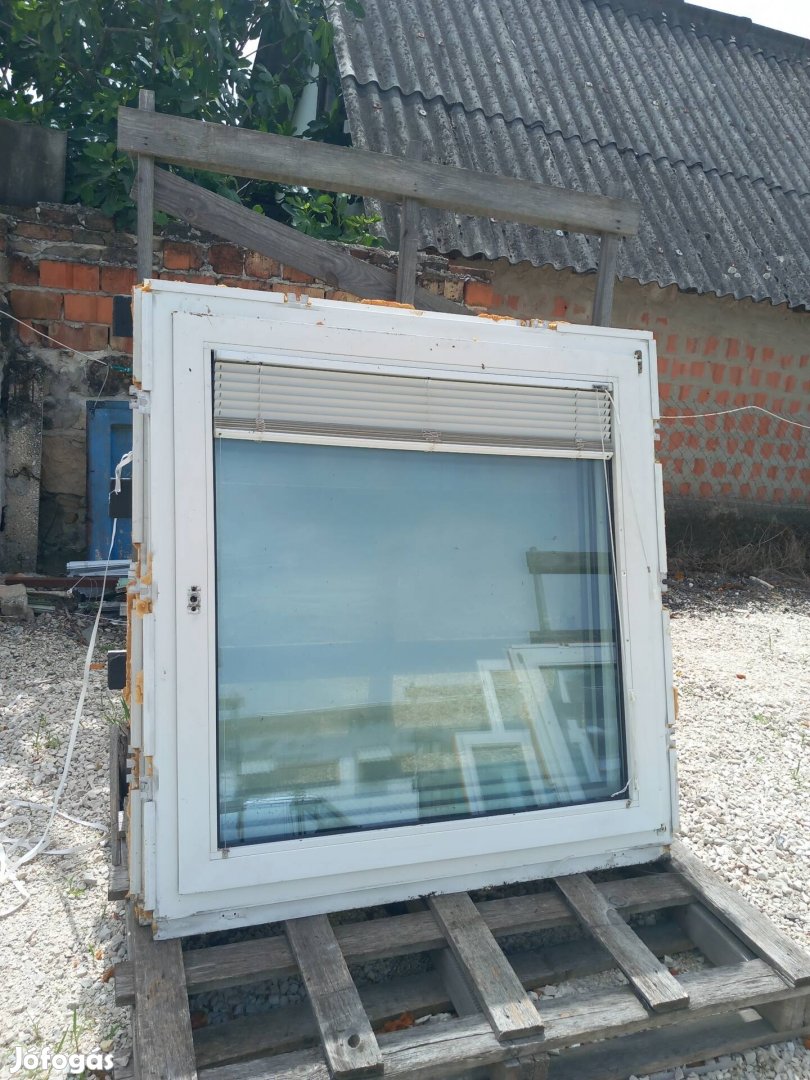 Bontott  135x135 cm bukó-nyíló műanyag ablak   