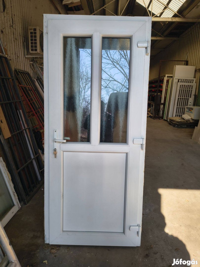 Bontott félüveges műanyag bejárati ajtó fix felülvilágító