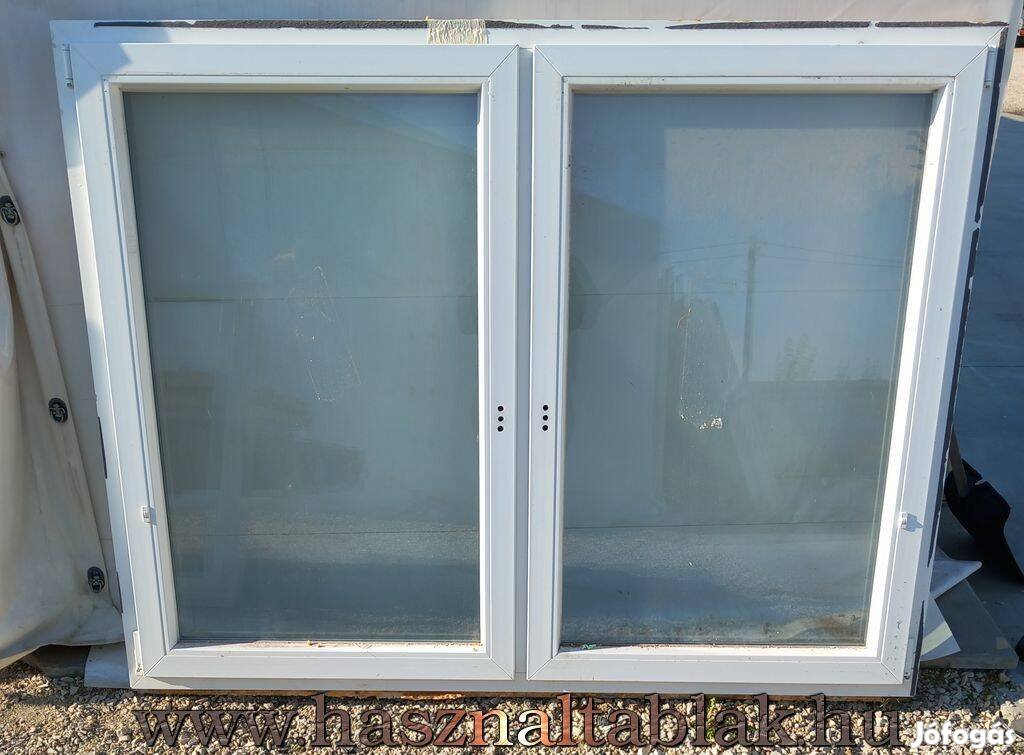 Bontott műanyag ablak 2 szárnyas kivitel
