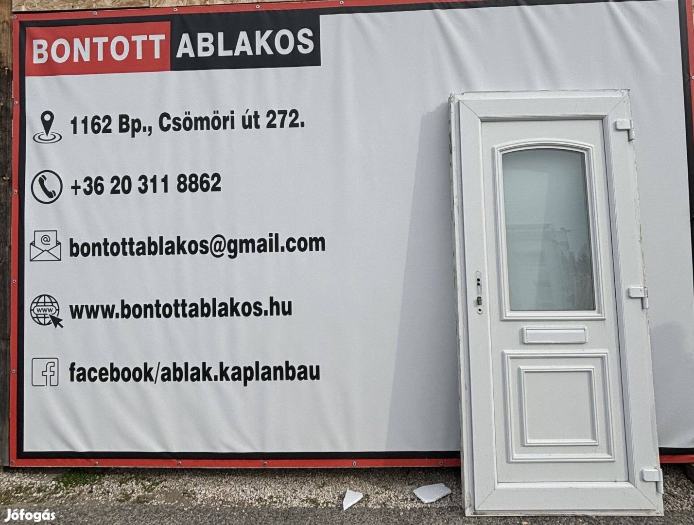 Bontott műanyag bejárati ajtó 91 x 202 cm átlátszó üveggel