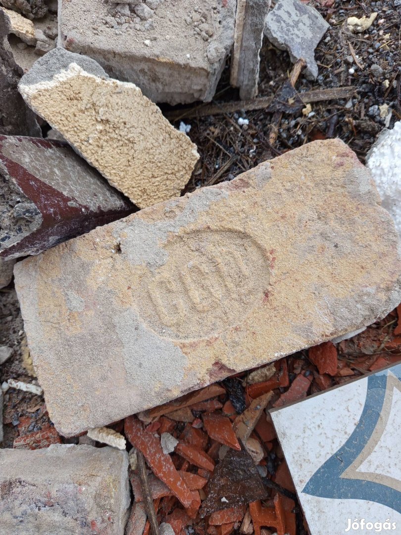 Bontott nagyméretű tégla eladó Dunakeszin.