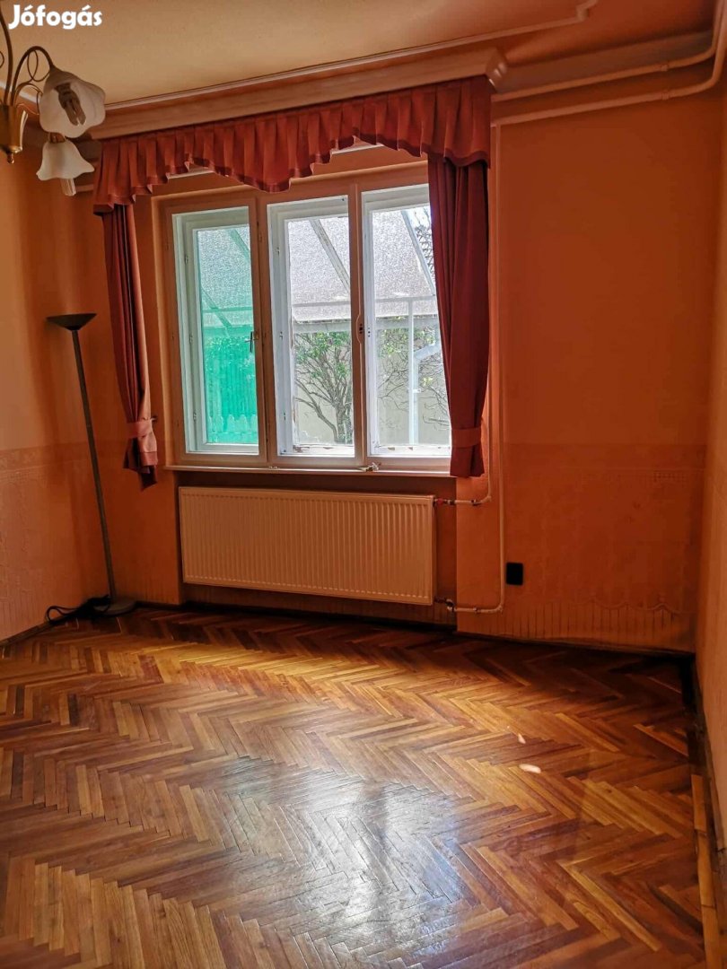 Bontott parketta táblákban 