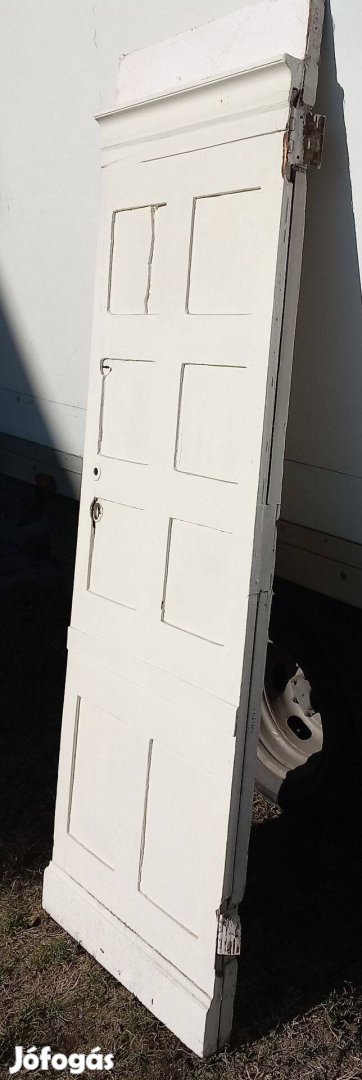 Bontott régi ajtó
