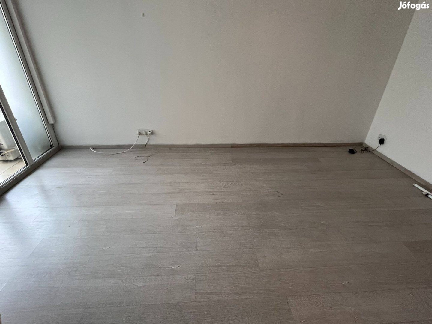 Bontott szürke laminált padló 18 m2