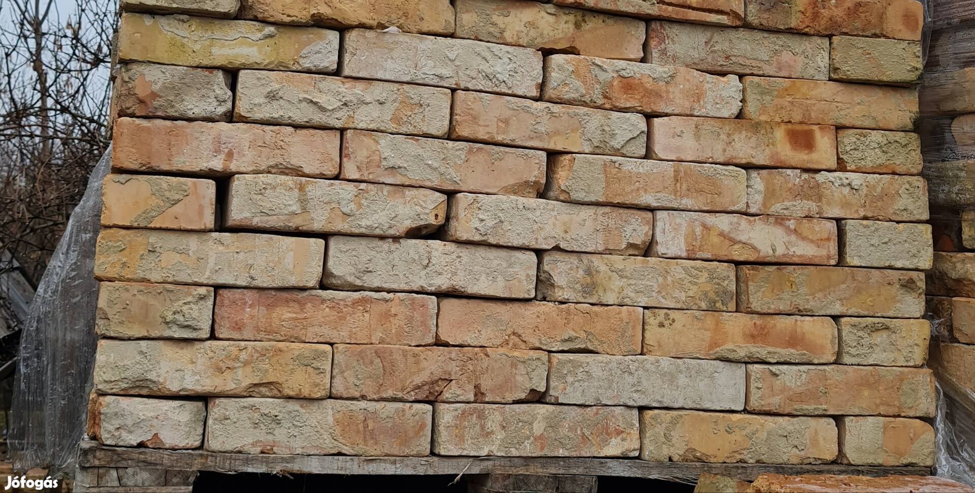 Bontott uradalmi válogatott tégla.