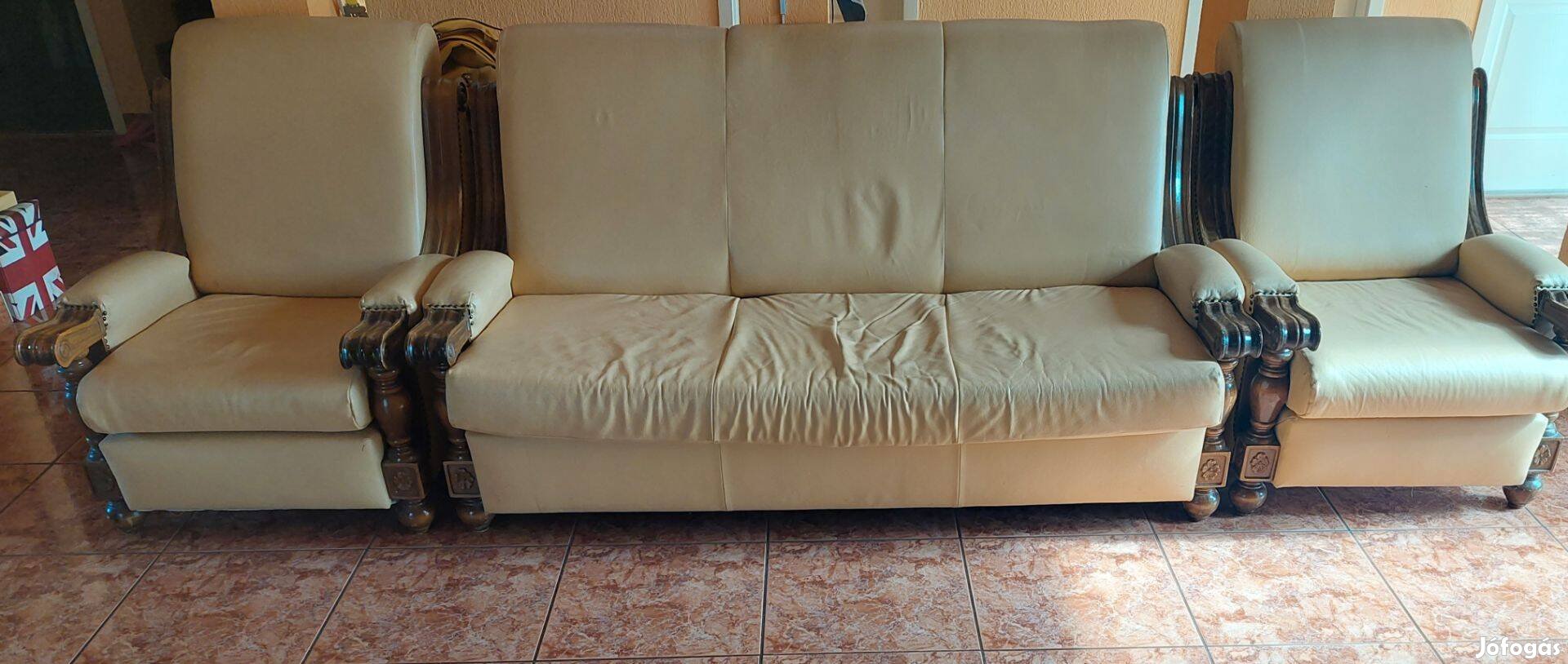 Bőr faragott kanapé 2 fotellal