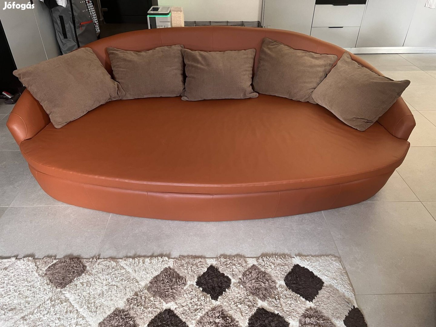 Bőr kanapé, párnával