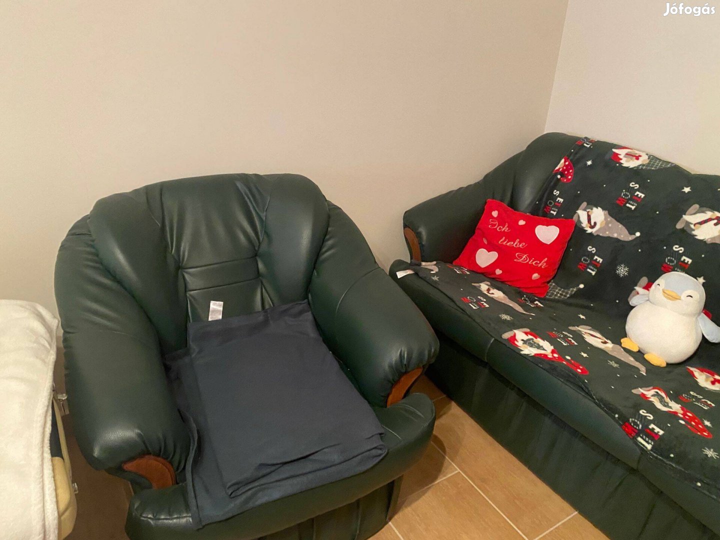 Bőr kanapé ágyazható + 1 db fotel nagyon megkimélt