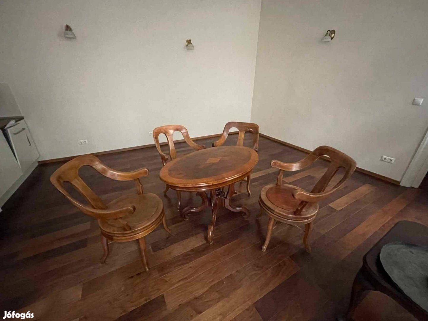 Borbély székek 4 darab, és antik dohányzó asztal, szép stílusos szett