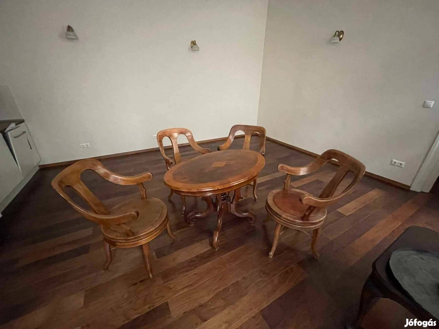 Borbély székek 4 darab, és antik dohányzó asztal, szép stílusos szett
