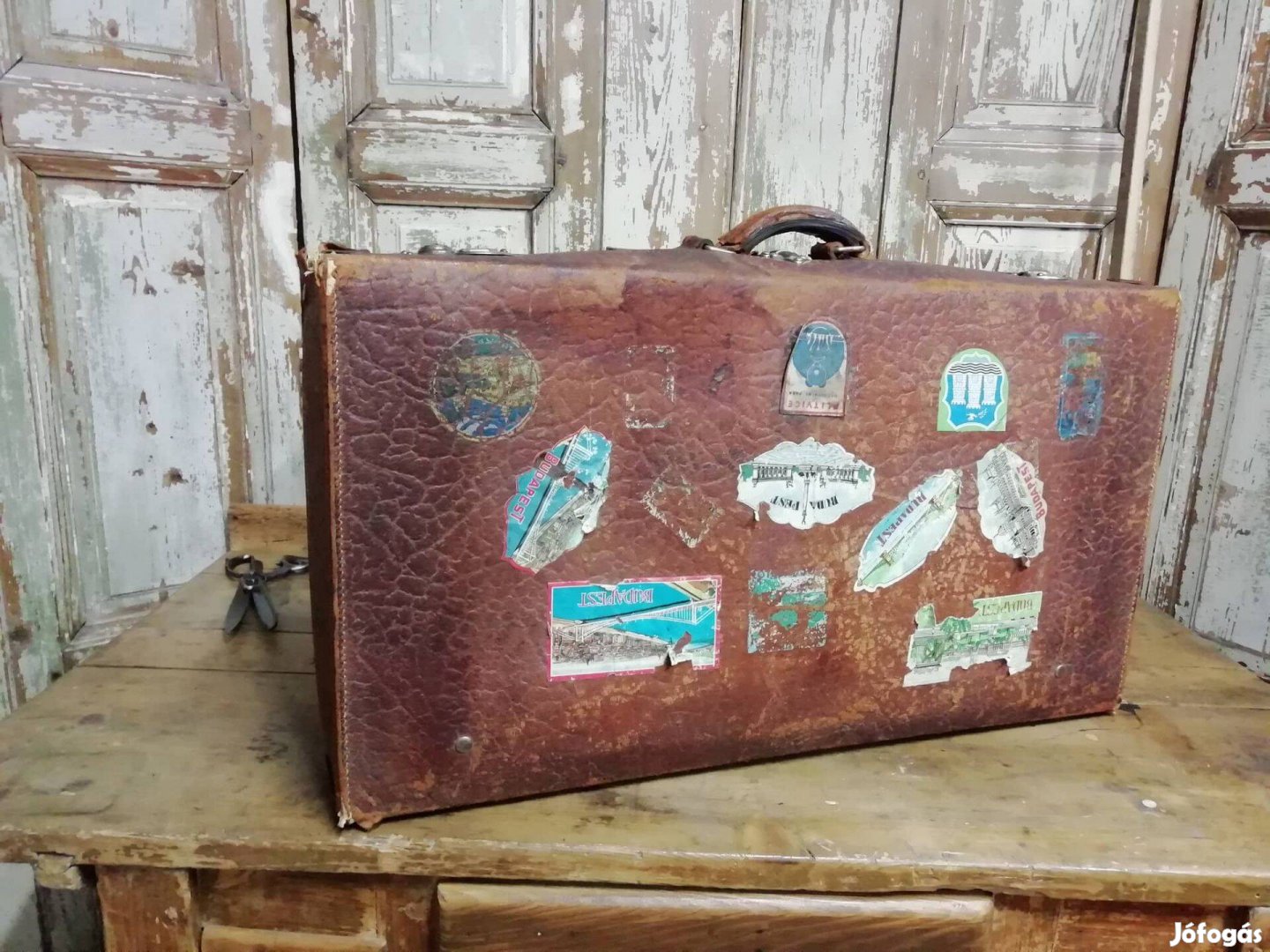 Bőrből készült bőrönd, koffer, utazó táska, Budapest matricákkal