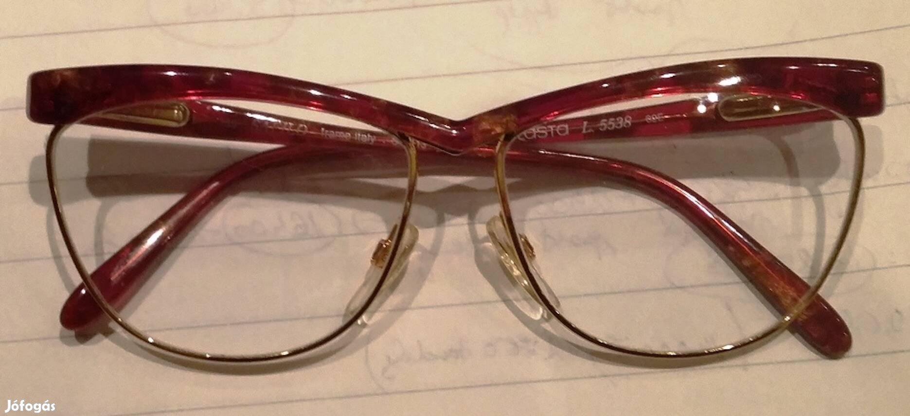 Bordó keretes szemüveg