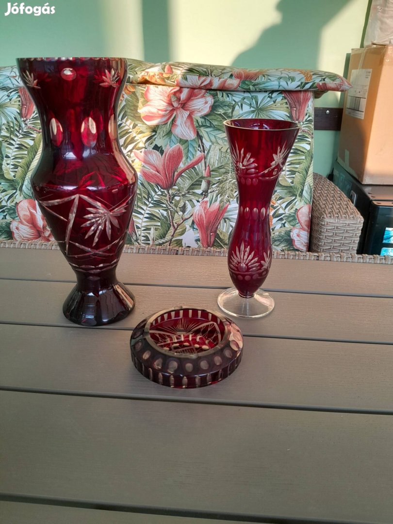 Bordó kristály váza, kis váza és hamutál