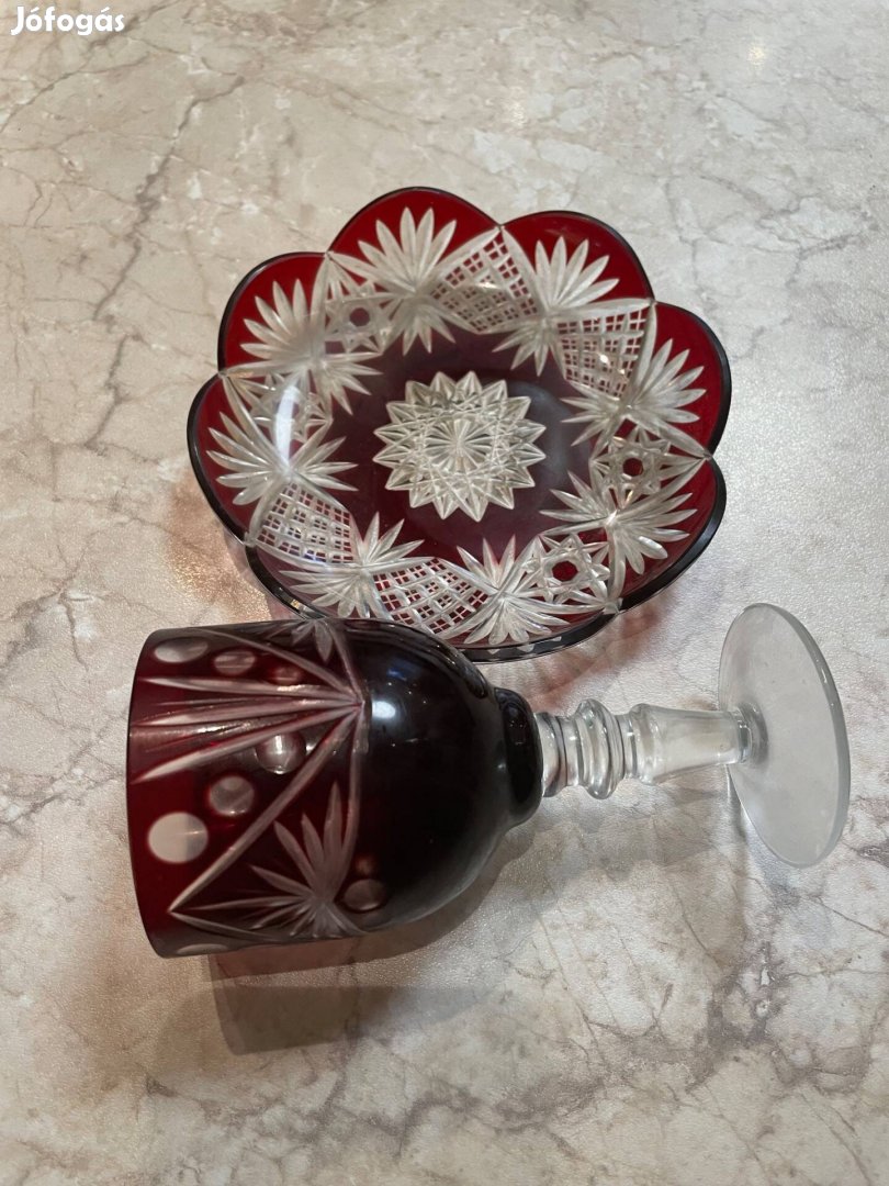 Bordó metszett kristály tál és talpas boros pohár vitrin