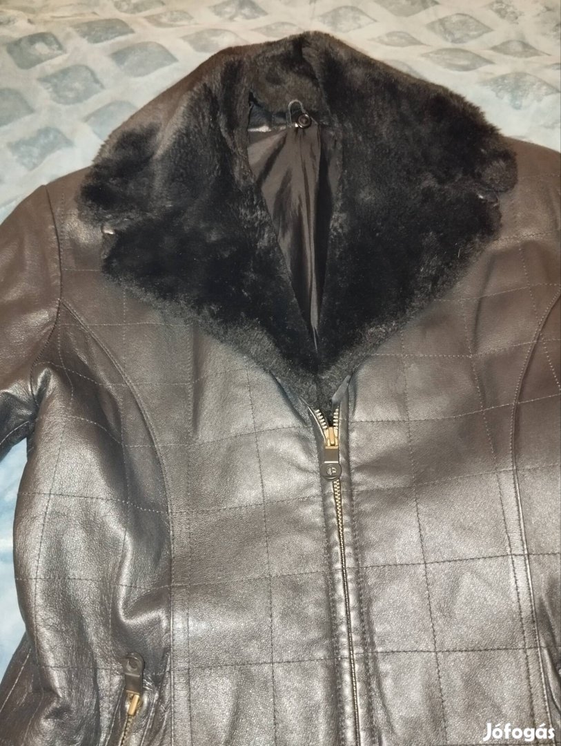 Bőrkabát szőrme gallérral